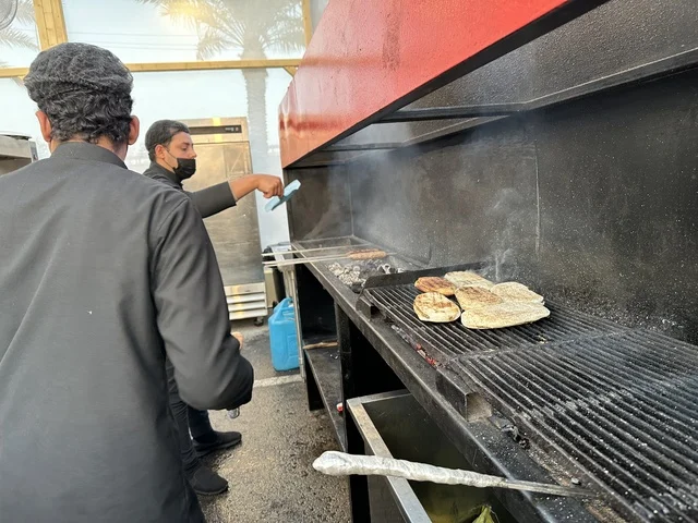 المطاعم الدولية والمحلية  فى مهرجان للطعام فى حدائق إثراء الخارجية بالظهران، الشرقية ، المملكة العربية السعودية، يوم 28 من ديسمبر 2025  ، أجواء عائلية وترفيهية،  تجربة تذوق عالمية ، جلسات خارجية ممتعه