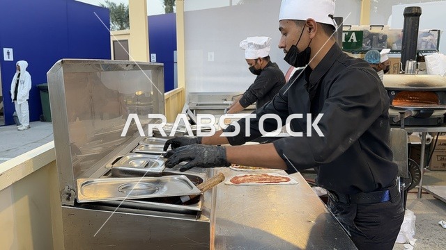 المطاعم الدولية والمحلية  فى مهرجان للطعام فى حدائق إثراء الخارجية بالظهران، الشرقية ، المملكة العربية السعودية، يوم 28 من ديسمبر 2025  ، أجواء عائلية وترفيهية،  تجربة تذوق عالمية ، جلسات خارجية ممتعه