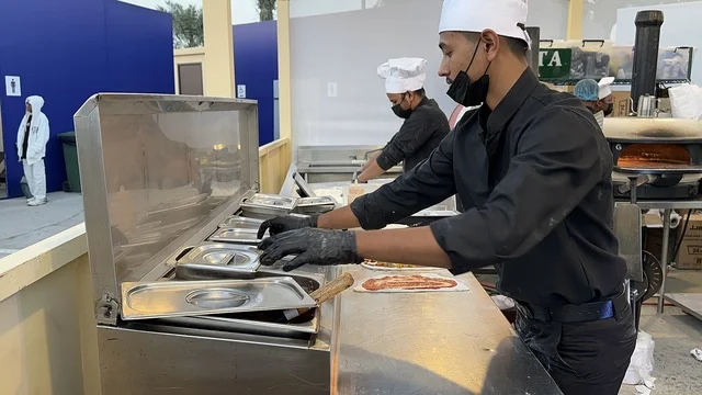 المطاعم الدولية والمحلية  فى مهرجان للطعام فى حدائق إثراء الخارجية بالظهران، الشرقية ، المملكة العربية السعودية، يوم 28 من ديسمبر 2025  ، أجواء عائلية وترفيهية،  تجربة تذوق عالمية ، جلسات خارجية ممتعه