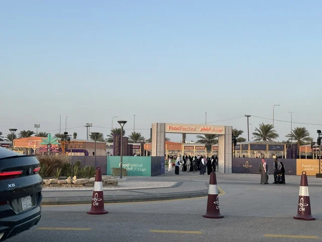 مدخل مهرجان للطعام فى حدائق إثراء الخارجية بالظهران، الشرقية ، المملكة العربية السعودية، يوم 28 من ديسمبر 2025  ، مطاعم دولية ومحلية ، أجواء عائلية وترفيهية،  تجربة تذوق عالمية ، جلسات خارجية ممتعه