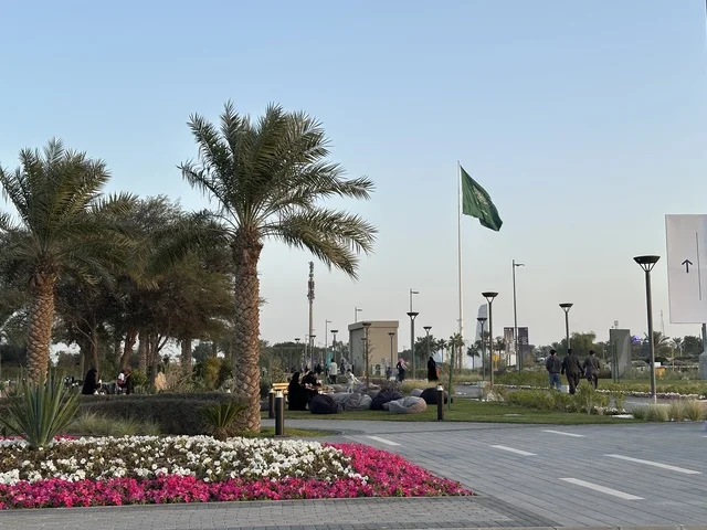 مدخل مهرجان للطعام فى حدائق إثراء الخارجية بالظهران، الشرقية ، المملكة العربية السعودية، يوم 28 من ديسمبر 2025  ، مطاعم دولية ومحلية ، أجواء عائلية وترفيهية،  تجربة تذوق عالمية ، جلسات خارجية ممتعه