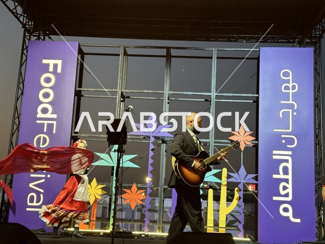 عزف على الجيتار ورقصة فلكلورية مكسيكية فى  مهرجان للطعام فى حدائق إثراء الخارجية بالظهران، الشرقية ، المملكة العربية السعودية، يوم 28 من ديسمبر 2025 ،  تجربة تذوق عالمية ، أجواء عائلية وترفيهية، جلسات خارجية ممتعه، مطاعم دولية ومحلية