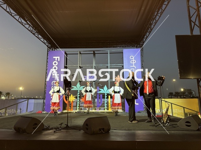 عزف على الجيتار ورقصة فلكلورية مكسيكية فى  مهرجان للطعام فى حدائق إثراء الخارجية بالظهران، الشرقية ، المملكة العربية السعودية، يوم 28 من ديسمبر 2025 ،  تجربة تذوق عالمية ، أجواء عائلية وترفيهية، جلسات خارجية ممتعه، مطاعم دولية ومحلية