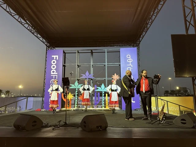 عزف على الجيتار ورقصة فلكلورية مكسيكية فى  مهرجان للطعام فى حدائق إثراء الخارجية بالظهران، الشرقية ، المملكة العربية السعودية، يوم 28 من ديسمبر 2025 ،  تجربة تذوق عالمية ، أجواء عائلية وترفيهية، جلسات خارجية ممتعه، مطاعم دولية ومحلية