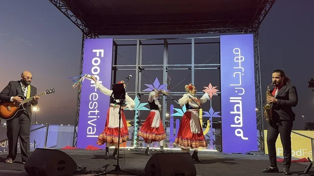 عزف على الجيتار ورقصة فلكلورية مكسيكية فى  مهرجان للطعام فى حدائق إثراء الخارجية بالظهران، الشرقية ، المملكة العربية السعودية، يوم 28 من ديسمبر 2025 ،  تجربة تذوق عالمية ، أجواء عائلية وترفيهية، جلسات خارجية ممتعه، مطاعم دولية ومحلية