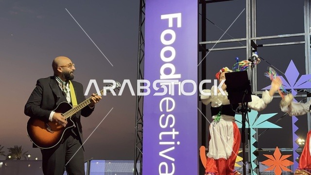 عزف على الجيتار ورقصة فلكلورية مكسيكية فى  مهرجان للطعام فى حدائق إثراء الخارجية بالظهران، الشرقية ، المملكة العربية السعودية، يوم 28 من ديسمبر 2025 ،  تجربة تذوق عالمية ، أجواء عائلية وترفيهية، جلسات خارجية ممتعه، مطاعم دولية ومحلية