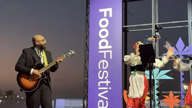 عزف على الجيتار ورقصة فلكلورية مكسيكية فى  مهرجان للطعام فى حدائق إثراء الخارجية بالظهران، الشرقية ، المملكة العربية السعودية، يوم 28 من ديسمبر 2025 ،  تجربة تذوق عالمية ، أجواء عائلية وترفيهية، جلسات خارجية ممتعه، مطاعم دولية ومحلية