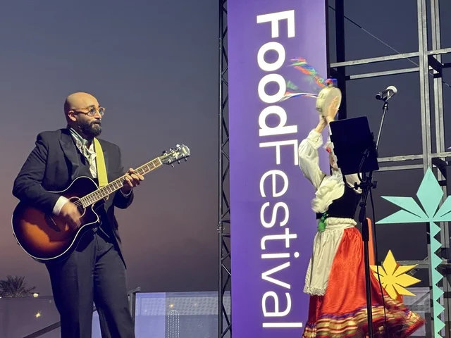 عزف على الجيتار ورقصة فلكلورية مكسيكية فى  مهرجان للطعام فى حدائق إثراء الخارجية بالظهران، الشرقية ، المملكة العربية السعودية، يوم 28 من ديسمبر 2025 ،  تجربة تذوق عالمية ، أجواء عائلية وترفيهية، جلسات خارجية ممتعه، مطاعم دولية ومحلية