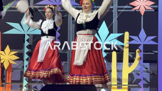 عزف على الجيتار ورقصة فلكلورية مكسيكية فى  مهرجان للطعام فى حدائق إثراء الخارجية بالظهران، الشرقية ، المملكة العربية السعودية، يوم 28 من ديسمبر 2025 ،  تجربة تذوق عالمية ، أجواء عائلية وترفيهية، جلسات خارجية ممتعه، مطاعم دولية ومحلية