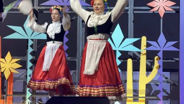 عزف على الجيتار ورقصة فلكلورية مكسيكية فى  مهرجان للطعام فى حدائق إثراء الخارجية بالظهران، الشرقية ، المملكة العربية السعودية، يوم 28 من ديسمبر 2025 ،  تجربة تذوق عالمية ، أجواء عائلية وترفيهية، جلسات خارجية ممتعه، مطاعم دولية ومحلية