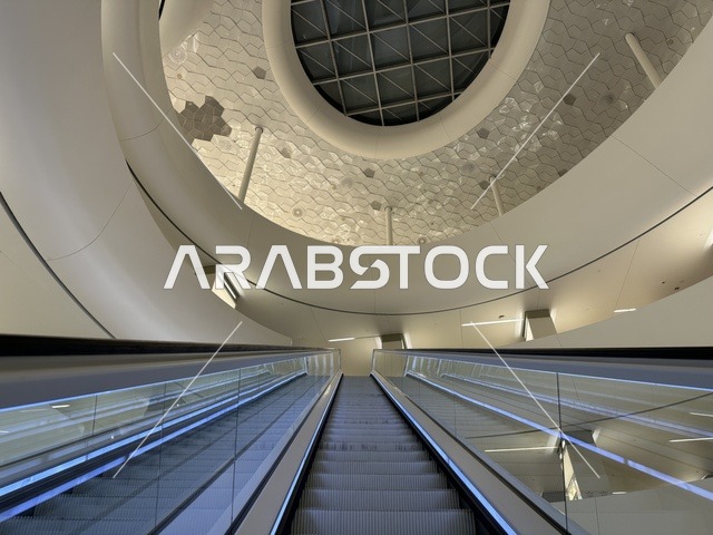 السلم الكهربائي فى مهرجان للطعام فى حدائق إثراء الخارجية بالظهران، الشرقية ، المملكة العربية السعودية، يوم 28 من ديسمبر 2025  ، مطاعم دولية ومحلية ، أجواء عائلية وترفيهية،  تجربة تذوق عالمية ، جلسات خارجية ممتعه