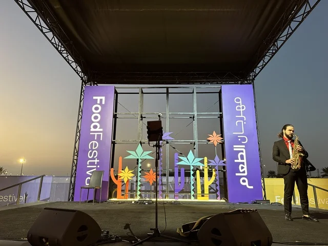 عرض غنائي موسيقي فى مهرجان للطعام فى حدائق إثراء الخارجية بالظهران، الشرقية ، المملكة العربية السعودية، يوم 28 من ديسمبر 2025  ، مطاعم دولية ومحلية ، أجواء عائلية وترفيهية،  تجربة تذوق عالمية ، جلسات خارجية ممتعه