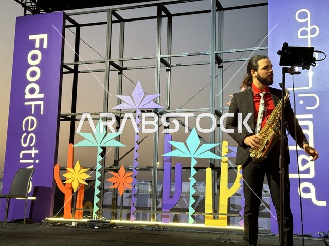 عرض غنائي موسيقي فى مهرجان للطعام فى حدائق إثراء الخارجية بالظهران، الشرقية ، المملكة العربية السعودية، يوم 28 من ديسمبر 2025  ، مطاعم دولية ومحلية ، أجواء عائلية وترفيهية،  تجربة تذوق عالمية ، جلسات خارجية ممتعه