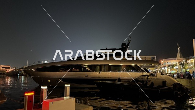 مراسي يخوت حديثة وخدمات بحرية متطورة، نادي اليخوت فى جدة، المملكة العربية السعودية، مرافق سياحية وترفيهية راقية، وجهة بحرية ساحلية على ساحل البحر الأحمر، مطاعم ومقاهي مطلة على المارينا، تصميم معماري عصري، أجواء فاخرة تجمع الترفيه والاستجمام.