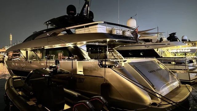 مراسي يخوت حديثة وخدمات بحرية متطورة، نادي اليخوت فى جدة، المملكة العربية السعودية، مرافق سياحية وترفيهية راقية، وجهة بحرية ساحلية على ساحل البحر الأحمر، مطاعم ومقاهي مطلة على المارينا، تصميم معماري عصري، أجواء فاخرة تجمع الترفيه والاستجمام.