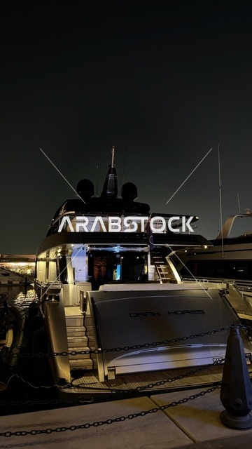 مراسي يخوت حديثة وخدمات بحرية متطورة، نادي اليخوت فى جدة، المملكة العربية السعودية، مرافق سياحية وترفيهية راقية، وجهة بحرية ساحلية على ساحل البحر الأحمر، مطاعم ومقاهي مطلة على المارينا، تصميم معماري عصري، أجواء فاخرة تجمع الترفيه والاستجمام.