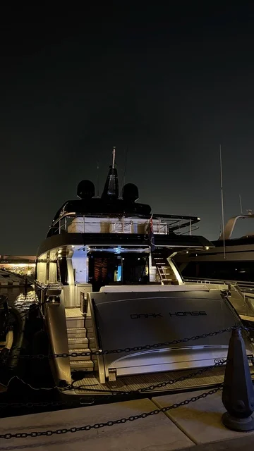 مراسي يخوت حديثة وخدمات بحرية متطورة، نادي اليخوت فى جدة، المملكة العربية السعودية، مرافق سياحية وترفيهية راقية، وجهة بحرية ساحلية على ساحل البحر الأحمر، مطاعم ومقاهي مطلة على المارينا، تصميم معماري عصري، أجواء فاخرة تجمع الترفيه والاستجمام.