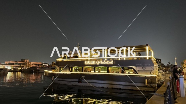 مراسي يخوت حديثة وخدمات بحرية متطورة، نادي اليخوت فى جدة، المملكة العربية السعودية، مرافق سياحية وترفيهية راقية، وجهة بحرية ساحلية على ساحل البحر الأحمر، مطاعم ومقاهي مطلة على المارينا، تصميم معماري عصري، أجواء فاخرة تجمع الترفيه والاستجمام.