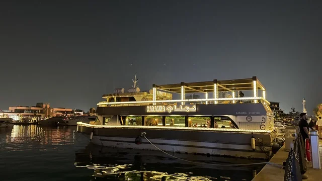 مراسي يخوت حديثة وخدمات بحرية متطورة، نادي اليخوت فى جدة، المملكة العربية السعودية، مرافق سياحية وترفيهية راقية، وجهة بحرية ساحلية على ساحل البحر الأحمر، مطاعم ومقاهي مطلة على المارينا، تصميم معماري عصري، أجواء فاخرة تجمع الترفيه والاستجمام.