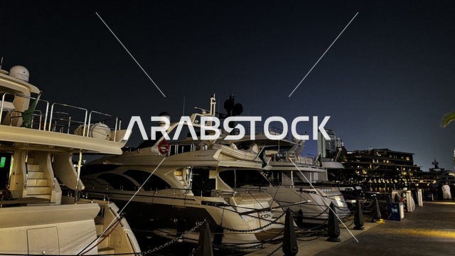 مراسي يخوت حديثة وخدمات بحرية متطورة، نادي اليخوت فى جدة، المملكة العربية السعودية، مرافق سياحية وترفيهية راقية، وجهة بحرية ساحلية على ساحل البحر الأحمر، مطاعم ومقاهي مطلة على المارينا، تصميم معماري عصري، أجواء فاخرة تجمع الترفيه والاستجمام.