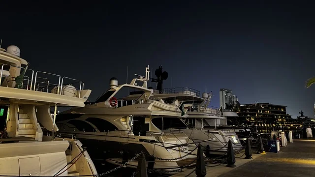 مراسي يخوت حديثة وخدمات بحرية متطورة، نادي اليخوت فى جدة، المملكة العربية السعودية، مرافق سياحية وترفيهية راقية، وجهة بحرية ساحلية على ساحل البحر الأحمر، مطاعم ومقاهي مطلة على المارينا، تصميم معماري عصري، أجواء فاخرة تجمع الترفيه والاستجمام.