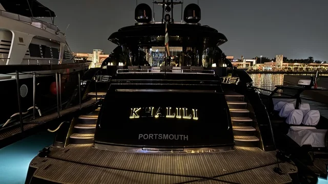 مراسي يخوت حديثة وخدمات بحرية متطورة، نادي اليخوت فى جدة، المملكة العربية السعودية، مرافق سياحية وترفيهية راقية، وجهة بحرية ساحلية على ساحل البحر الأحمر، مطاعم ومقاهي مطلة على المارينا، تصميم معماري عصري، أجواء فاخرة تجمع الترفيه والاستجمام.