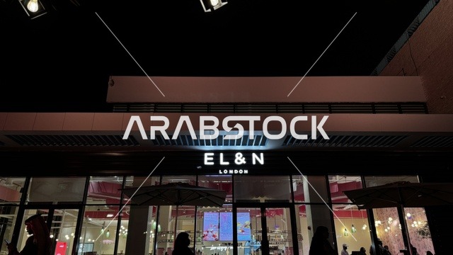 مطاعم ومقاهي مطلة على المارينا، نادي اليخوت فى جدة، المملكة العربية السعودية، مرافق سياحية وترفيهية راقية، وجهة بحرية ساحلية على ساحل البحر الأحمر، تصميم معماري عصري، مراسي يخوت حديثة وخدمات بحرية متطورة،  أجواء فاخرة تجمع الترفيه والاستجمام.