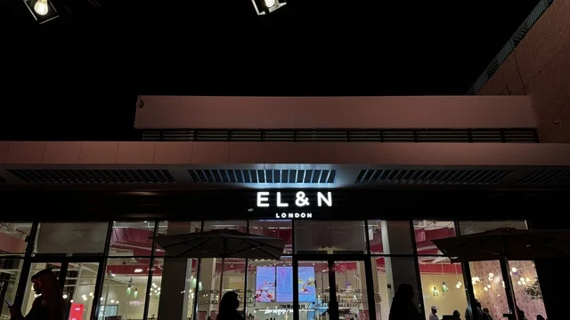 مطاعم ومقاهي مطلة على المارينا، نادي اليخوت فى جدة، المملكة العربية السعودية، مرافق سياحية وترفيهية راقية، وجهة بحرية ساحلية على ساحل البحر الأحمر، تصميم معماري عصري، مراسي يخوت حديثة وخدمات بحرية متطورة،  أجواء فاخرة تجمع الترفيه والاستجمام.