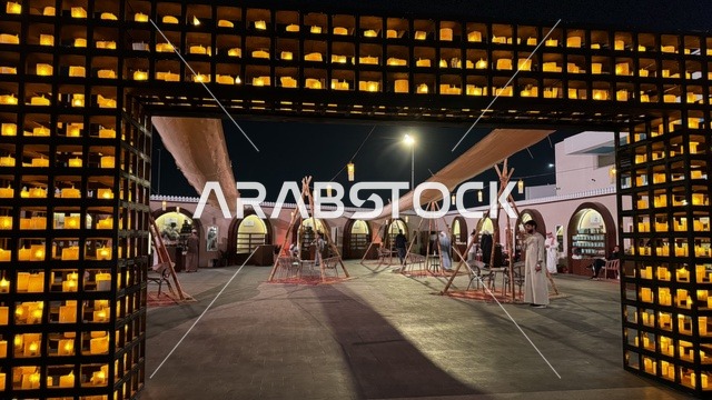 مطاعم ومقاهي مطلة على المارينا، نادي اليخوت فى جدة، المملكة العربية السعودية، مرافق سياحية وترفيهية راقية، وجهة بحرية ساحلية على ساحل البحر الأحمر، تصميم معماري عصري، مراسي يخوت حديثة وخدمات بحرية متطورة،  أجواء فاخرة تجمع الترفيه والاستجمام.