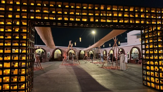 مطاعم ومقاهي مطلة على المارينا، نادي اليخوت فى جدة، المملكة العربية السعودية، مرافق سياحية وترفيهية راقية، وجهة بحرية ساحلية على ساحل البحر الأحمر، تصميم معماري عصري، مراسي يخوت حديثة وخدمات بحرية متطورة،  أجواء فاخرة تجمع الترفيه والاستجمام.