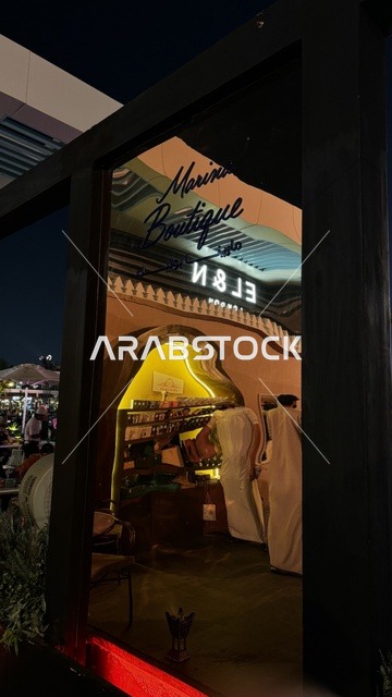 مطاعم ومقاهي مطلة على المارينا، نادي اليخوت فى جدة، المملكة العربية السعودية، مرافق سياحية وترفيهية راقية، وجهة بحرية ساحلية على ساحل البحر الأحمر، تصميم معماري عصري، مراسي يخوت حديثة وخدمات بحرية متطورة،  أجواء فاخرة تجمع الترفيه والاستجمام.