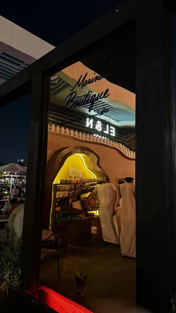 مطاعم ومقاهي مطلة على المارينا، نادي اليخوت فى جدة، المملكة العربية السعودية، مرافق سياحية وترفيهية راقية، وجهة بحرية ساحلية على ساحل البحر الأحمر، تصميم معماري عصري، مراسي يخوت حديثة وخدمات بحرية متطورة،  أجواء فاخرة تجمع الترفيه والاستجمام.