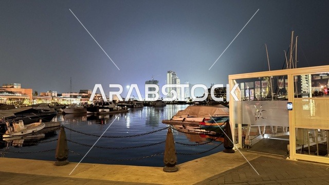 مطاعم ومقاهي مطلة على المارينا، نادي اليخوت فى جدة، المملكة العربية السعودية، مرافق سياحية وترفيهية راقية، وجهة بحرية ساحلية على ساحل البحر الأحمر، تصميم معماري عصري، مراسي يخوت حديثة وخدمات بحرية متطورة،  أجواء فاخرة تجمع الترفيه والاستجمام.