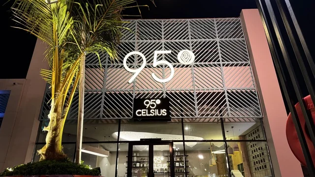 Restaurants and cafes overlooking the marina, the yacht club in Jeddah, Saudi Arabia, upscale tourist and entertainment facilities, a coastal marine destination on the Red Sea coast, modern architectural design, modern yacht marinas and advanced marine services, luxurious atmosphere combining entertainment and relaxation.