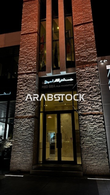 مطاعم ومقاهي مطلة على المارينا، نادي اليخوت فى جدة، المملكة العربية السعودية، مرافق سياحية وترفيهية راقية، وجهة بحرية ساحلية على ساحل البحر الأحمر، تصميم معماري عصري، مراسي يخوت حديثة وخدمات بحرية متطورة،  أجواء فاخرة تجمع الترفيه والاستجمام.