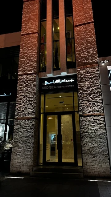 مطاعم ومقاهي مطلة على المارينا، نادي اليخوت فى جدة، المملكة العربية السعودية، مرافق سياحية وترفيهية راقية، وجهة بحرية ساحلية على ساحل البحر الأحمر، تصميم معماري عصري، مراسي يخوت حديثة وخدمات بحرية متطورة،  أجواء فاخرة تجمع الترفيه والاستجمام.