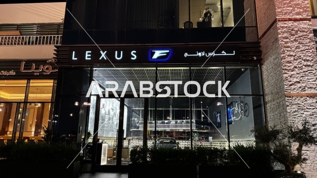 مطاعم ومقاهي مطلة على المارينا، نادي اليخوت فى جدة، المملكة العربية السعودية، مرافق سياحية وترفيهية راقية، وجهة بحرية ساحلية على ساحل البحر الأحمر، تصميم معماري عصري، مراسي يخوت حديثة وخدمات بحرية متطورة،  أجواء فاخرة تجمع الترفيه والاستجمام.