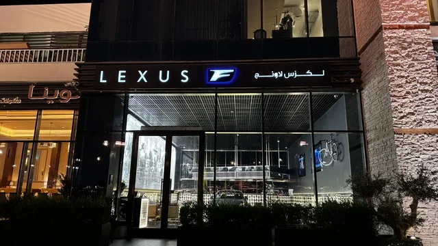 مطاعم ومقاهي مطلة على المارينا، نادي اليخوت فى جدة، المملكة العربية السعودية، مرافق سياحية وترفيهية راقية، وجهة بحرية ساحلية على ساحل البحر الأحمر، تصميم معماري عصري، مراسي يخوت حديثة وخدمات بحرية متطورة،  أجواء فاخرة تجمع الترفيه والاستجمام.