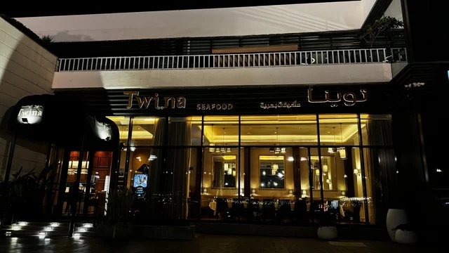 Restaurants and cafes overlooking the marina, the yacht club in Jeddah, Saudi Arabia, upscale tourist and entertainment facilities, a coastal marine destination on the Red Sea coast, modern architectural design, modern yacht marinas and advanced marine services, luxurious atmosphere combining entertainment and relaxation.