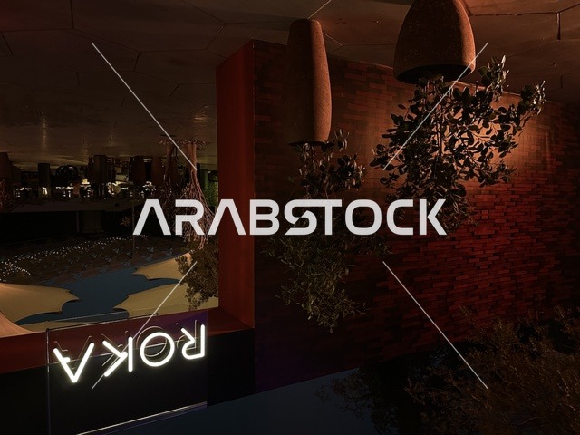 مطاعم ومقاهي مطلة على المارينا، نادي اليخوت فى جدة، المملكة العربية السعودية، مرافق سياحية وترفيهية راقية، وجهة بحرية ساحلية على ساحل البحر الأحمر، تصميم معماري عصري، مراسي يخوت حديثة وخدمات بحرية متطورة،  أجواء فاخرة تجمع الترفيه والاستجمام.