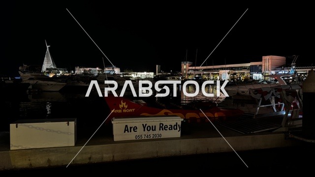 أجواء فاخرة تجمع الترفيه والاستجمام، نادي اليخوت فى جدة، المملكة العربية السعودية، مرافق سياحية وترفيهية راقية، وجهة بحرية ساحلية على ساحل البحر الأحمر، تصميم معماري عصري، مطاعم ومقاهي مطلة على المارينا، مراسي يخوت حديثة وخدمات بحرية متطورة