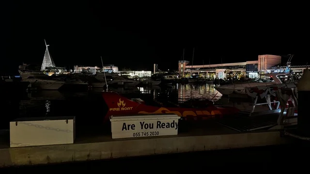 أجواء فاخرة تجمع الترفيه والاستجمام، نادي اليخوت فى جدة، المملكة العربية السعودية، مرافق سياحية وترفيهية راقية، وجهة بحرية ساحلية على ساحل البحر الأحمر، تصميم معماري عصري، مطاعم ومقاهي مطلة على المارينا، مراسي يخوت حديثة وخدمات بحرية متطورة