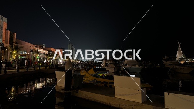 أجواء فاخرة تجمع الترفيه والاستجمام، نادي اليخوت فى جدة، المملكة العربية السعودية، مرافق سياحية وترفيهية راقية، وجهة بحرية ساحلية على ساحل البحر الأحمر، تصميم معماري عصري، مطاعم ومقاهي مطلة على المارينا، مراسي يخوت حديثة وخدمات بحرية متطورة