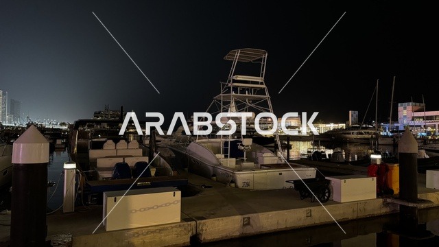 أجواء فاخرة تجمع الترفيه والاستجمام، نادي اليخوت فى جدة، المملكة العربية السعودية، مرافق سياحية وترفيهية راقية، وجهة بحرية ساحلية على ساحل البحر الأحمر، تصميم معماري عصري، مطاعم ومقاهي مطلة على المارينا، مراسي يخوت حديثة وخدمات بحرية متطورة