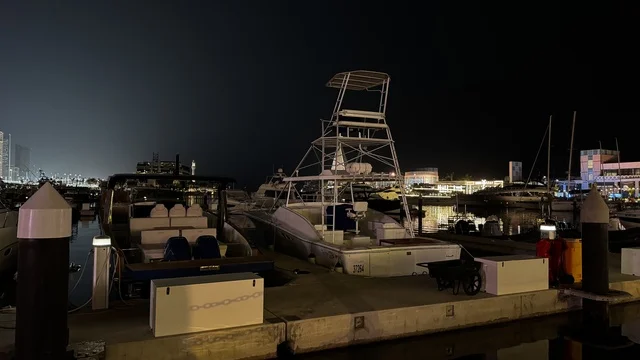 أجواء فاخرة تجمع الترفيه والاستجمام، نادي اليخوت فى جدة، المملكة العربية السعودية، مرافق سياحية وترفيهية راقية، وجهة بحرية ساحلية على ساحل البحر الأحمر، تصميم معماري عصري، مطاعم ومقاهي مطلة على المارينا، مراسي يخوت حديثة وخدمات بحرية متطورة