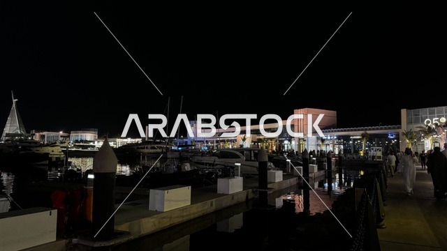 أجواء فاخرة تجمع الترفيه والاستجمام، نادي اليخوت فى جدة، المملكة العربية السعودية، مرافق سياحية وترفيهية راقية، وجهة بحرية ساحلية على ساحل البحر الأحمر، تصميم معماري عصري، مطاعم ومقاهي مطلة على المارينا، مراسي يخوت حديثة وخدمات بحرية متطورة