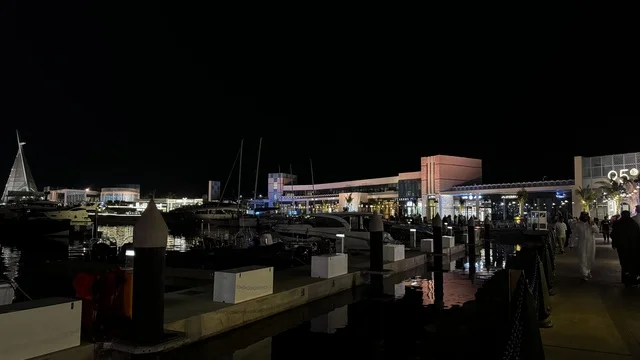 أجواء فاخرة تجمع الترفيه والاستجمام، نادي اليخوت فى جدة، المملكة العربية السعودية، مرافق سياحية وترفيهية راقية، وجهة بحرية ساحلية على ساحل البحر الأحمر، تصميم معماري عصري، مطاعم ومقاهي مطلة على المارينا، مراسي يخوت حديثة وخدمات بحرية متطورة