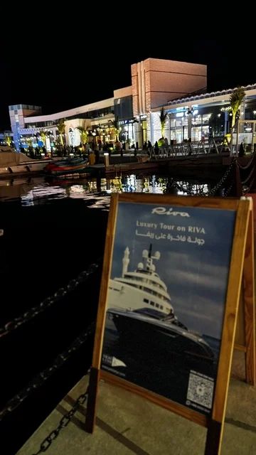 Luxurious atmosphere combining entertainment and relaxation, the Yacht Club in Jeddah, Saudi Arabia, upscale tourist and recreational facilities, a coastal marine destination on the Red Sea, modern architectural design, restaurants and cafes overlooking the marina, modern yacht berths and advanced marine services.