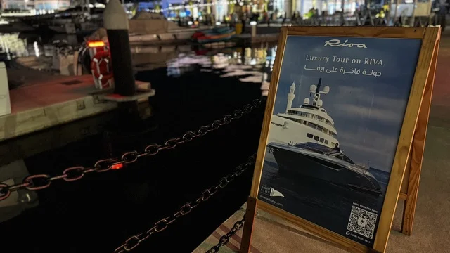 أجواء فاخرة تجمع الترفيه والاستجمام، نادي اليخوت فى جدة، المملكة العربية السعودية، مرافق سياحية وترفيهية راقية، وجهة بحرية ساحلية على ساحل البحر الأحمر، تصميم معماري عصري، مطاعم ومقاهي مطلة على المارينا، مراسي يخوت حديثة وخدمات بحرية متطورة