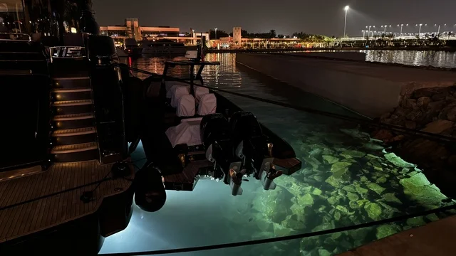 أجواء فاخرة تجمع الترفيه والاستجمام، نادي اليخوت فى جدة، المملكة العربية السعودية، مرافق سياحية وترفيهية راقية، وجهة بحرية ساحلية على ساحل البحر الأحمر، تصميم معماري عصري، مطاعم ومقاهي مطلة على المارينا، مراسي يخوت حديثة وخدمات بحرية متطورة